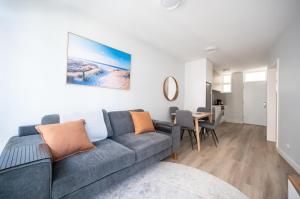 WEST BEACH St Kilda, Acland St, Luna Pk Car