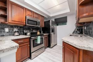 Short Walk to Wilton Drive Apt4