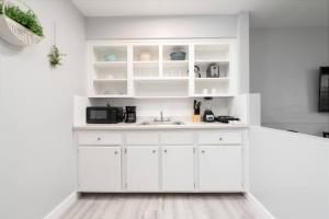 Just Off Wilton Drive Apt 4