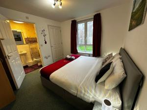 London 2 double bedrooms 2 Bathrooms Holiday Home - Parking SKYSPORTS, NETFLIX - 2 - 3 minutes walk to the Train station - 19min to London Liverpool Street fast Internet GROUND FLOOR 100s of shops restaurants bakeries 24-hour ASDA superstore, Major h