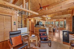 Lovely & Rustic TreeHouse Cabin - Stargazing in the Pines!