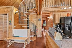 Lovely & Rustic TreeHouse Cabin - Stargazing in the Pines!