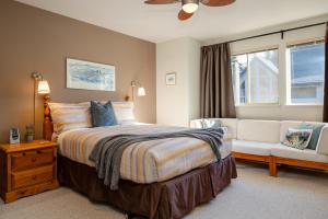 2BR in Valhalla, Whistler Village, Complex Hot Tub, Gas Fireplace, Parking, Gondola Shuttle