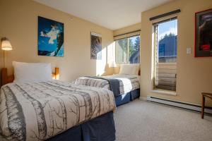 2BR in Valhalla, Whistler Village, Complex Hot Tub, Gas Fireplace, Parking, Gondola Shuttle
