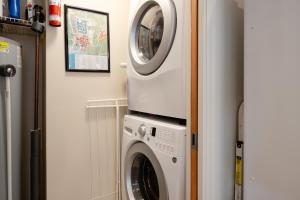 2BR in Valhalla, Whistler Village, Complex Hot Tub, Gas Fireplace, Parking, Gondola Shuttle
