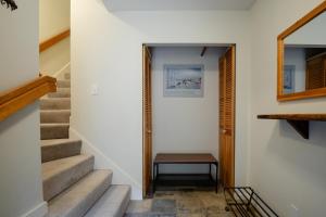 2BR in Valhalla, Whistler Village, Complex Hot Tub, Gas Fireplace, Parking, Gondola Shuttle