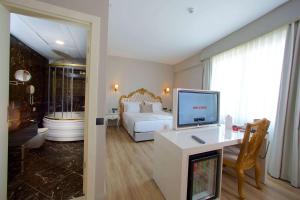 Queen Suite Smoking  room in Ramada Soma