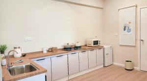 Home Cinema - BM City Centre - 4km to Icon City at The Metropol Muji Style Apartment