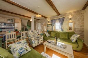 Apartments by the sea Kastel Novi, Kastela - 22051