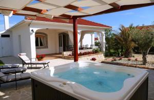 Seaside family friendly house with a swimming pool Barbat, Rab - 22081 