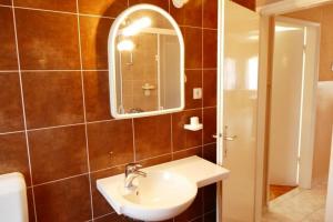 Seaside family friendly house with a swimming pool Barbat, Rab - 22081