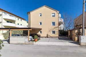 Apartments with a parking space Kastel Luksic, Kastela - 22071