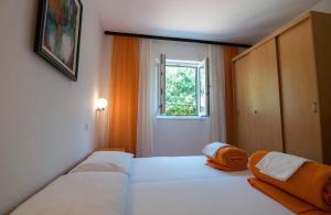 Apartments with parking space Barbat, Rab - 22098