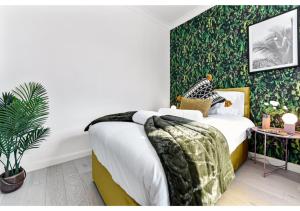 Earth Tones & Greenery: 4BR Flat Sleeps 8