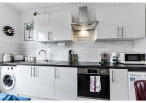 Earth Tones & Greenery: 4BR Flat Sleeps 8