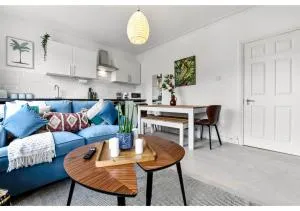 Earth Tones & Greenery: 4BR Flat Sleeps 8 - 哈林盖