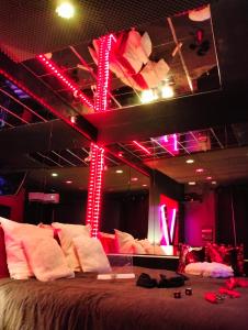 la lovecoquine, chez loveroomtoulon , parking et wifi gratuits