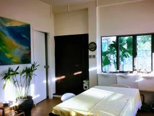 A private room in beachside bungalow for women only - Macau