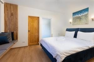 La Côte 26 - Restored Saxon Style House in the Old Town with Jacuzzi and Private Parking