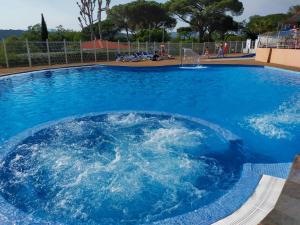 Campings Le TropeZen Confort Plus TV WIFI VOD Salle de Sport ! : photos des chambres