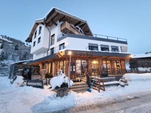 SKILL Mountain Lodge - Ski und Bike Hostel im Sommer mit JOKER CARD
