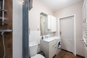 Wierzbno Standard Apartment by BookingHost