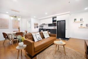 Spacious 2-bed apt in Docklands Balcony & Free Parking