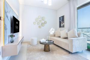 STAY BY LATINEM Luxury 1BR Holiday Home CVR B2704 near Burj Khalifa