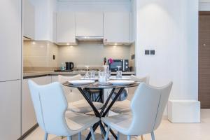 STAY BY LATINEM Luxury 1BR Holiday Home CVR B2704 near Burj Khalifa