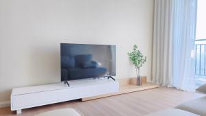 Home Cinema - BM City Centre - 4km to Icon City at The Metropol Muji Style Apartment