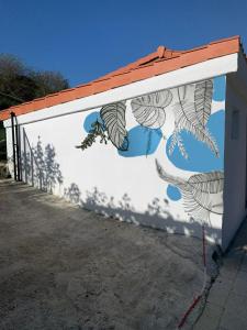 La Antigua Cuadra es un alojamiento de piedra y altos techos de madera con mucho encanto, jardín privado con barbacoa y acceso al río Asón