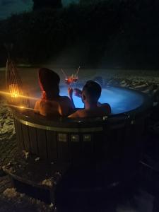 Domek Viking z prywatnym ogrzewanym basenem sauną oraz balią z jacuzzi
