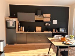 Ferienwohnung ImZaro: Erdgeschoss, 2 Schlafzimmer plus Schlafsofa, eigener Eingang, große Terrasse mit Garten!