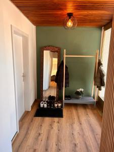 Ferienwohnung ImZaro: Erdgeschoss, 2 Schlafzimmer plus Schlafsofa, eigener Eingang, große Terrasse mit Garten!