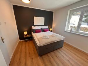 Ferienwohnung ImZaro: Erdgeschoss, 2 Schlafzimmer plus Schlafsofa, eigener Eingang, große Terrasse mit Garten!