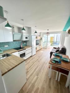 APARTAMENTO NUEVO CÉNTRICO en PRIMERA Línea de playa con vistas al Mar, Piscina, aire acondicionado y wifi