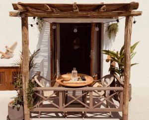 Sala Botanica Studio - Shared Pool - Central Island Location - 10 mins drive to Famara and La Santa