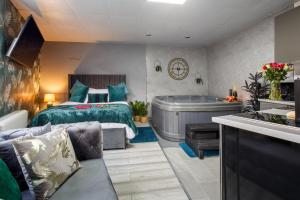 Riverside studio with Jacuzzi!