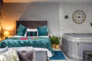 Riverside studio with Jacuzzi!