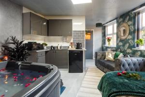 Riverside studio with Jacuzzi!