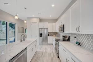 Courtyard Home with Pool, Spa & Sauna close to Beach & City Center