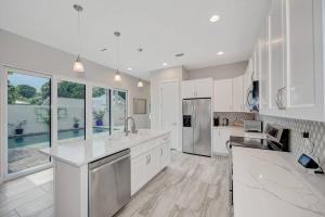 Courtyard Home with Pool, Spa & Sauna close to Beach & City Center