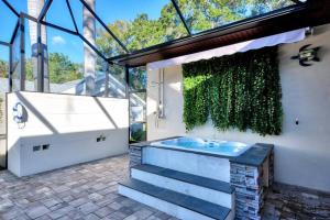 Courtyard Home with Pool, Spa & Sauna close to Beach & City Center
