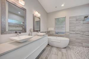 Courtyard Home with Pool, Spa & Sauna close to Beach & City Center