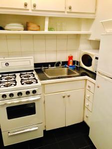 Stylish Montreal Apartment: Comfortable Stay in the Golden Square Mile