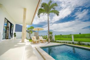 Santorini Sunset NEW 4 BR villa with beautiful rice paddy view and a large pool