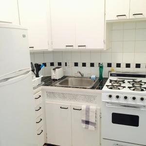 Stylish Montreal Apartment: Comfortable Stay in the Golden Square Mile