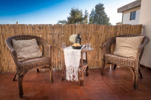 Welcome to Casa di Lucca - Your Friendly Retreat with Terrace and Parking