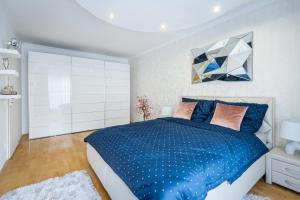 Beautiful three bedrooms apartment with free parking close to the Danube Coast