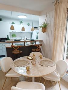 Appartements Appartement REZ DE JARDIN avec SPA entre la MER et Montpellier 10mn : photos des chambres